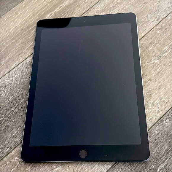 Apple IPad 6th generation 32GB IOS 17.7.5 black and grey - Picture 2 of 4